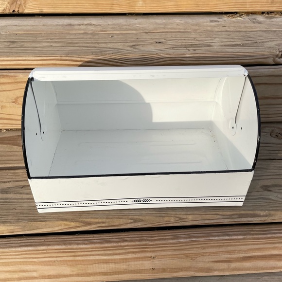Farmhouse White Metal Bread Box with 'Fresh' Label - Picture 4 of 6